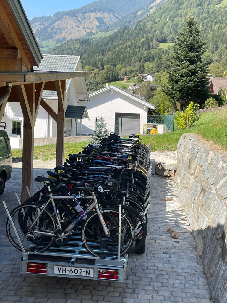 De fietstrailers vol met fietsen in Oostenrijk