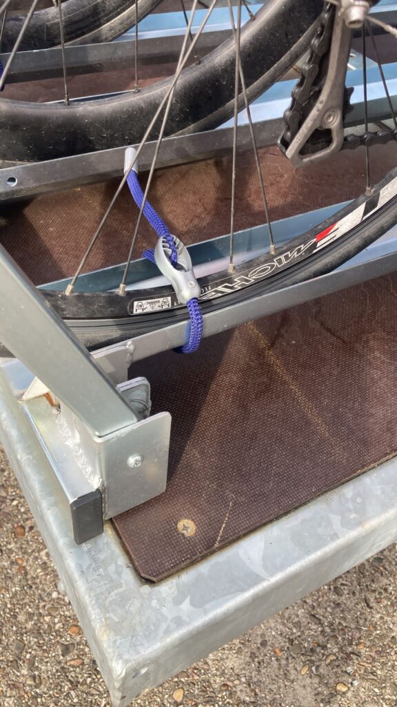 Binders om het achterwiel aan de trailer vast te zetten