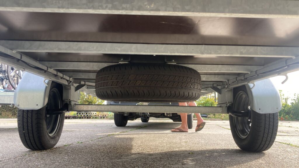 Lokatie van het reservewiel onder de trailer