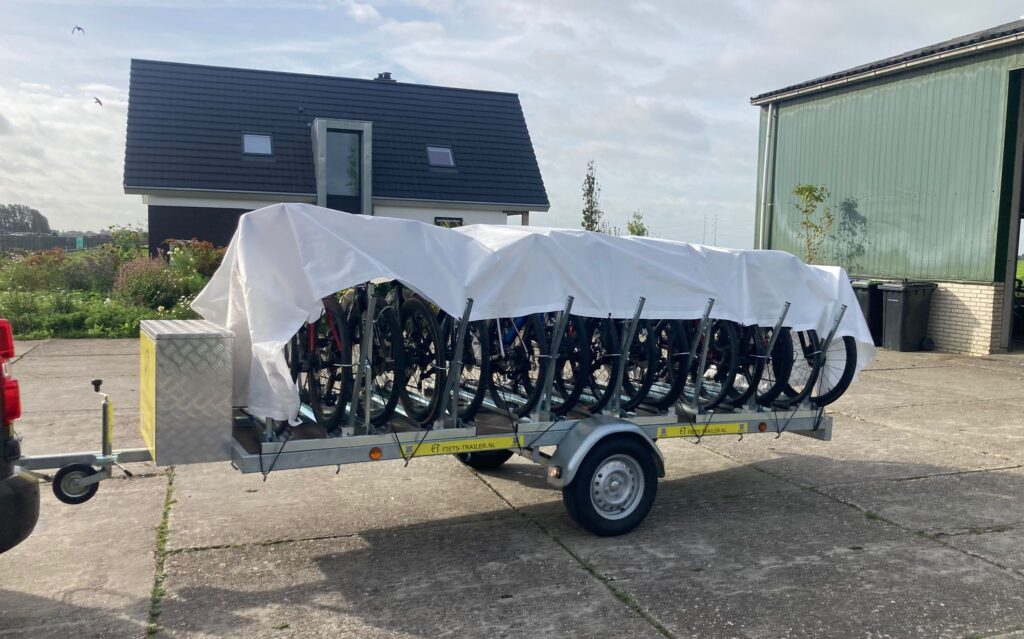 Zo ziet de fietstrailer voor 15 fietsen er uit met beschermhoes