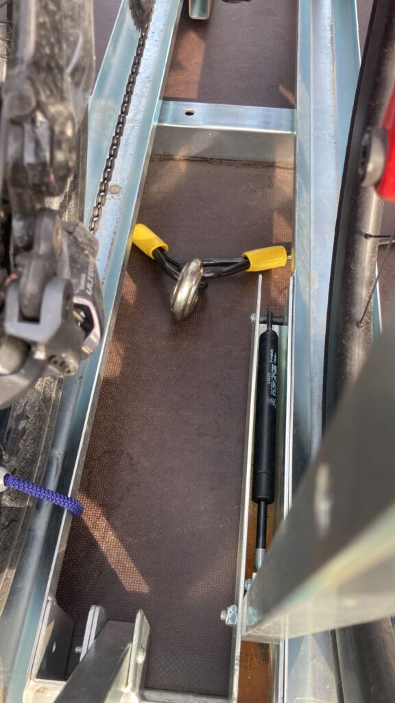 Kabel met slot om de fietsen op de trailer op slot te zetten